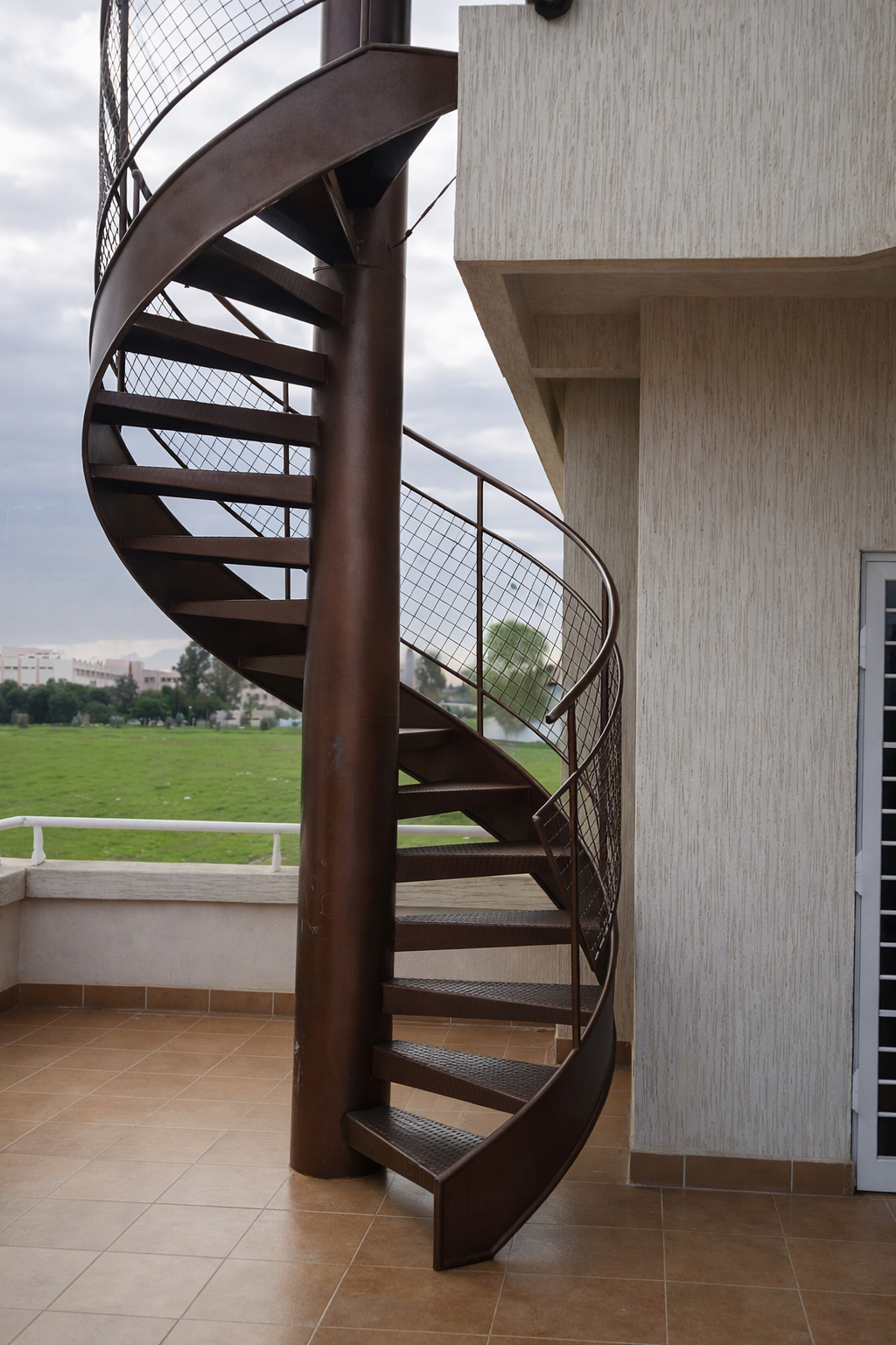 22Escalier hélicoïdal acier — Projet résidentiel Maroc